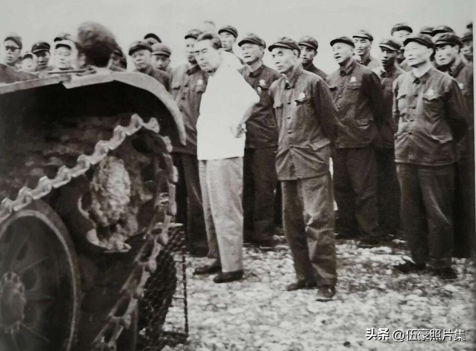 1969年8月25日下午，北京南口靶场，周恩来总理在珍宝岛事件后，亲自视察全军打