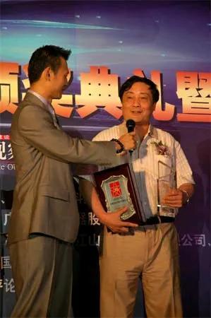 杜建英是事业型的女人，宗庆后看上她也有出于利益的考虑吧。毕竟男人最会权衡利弊了，