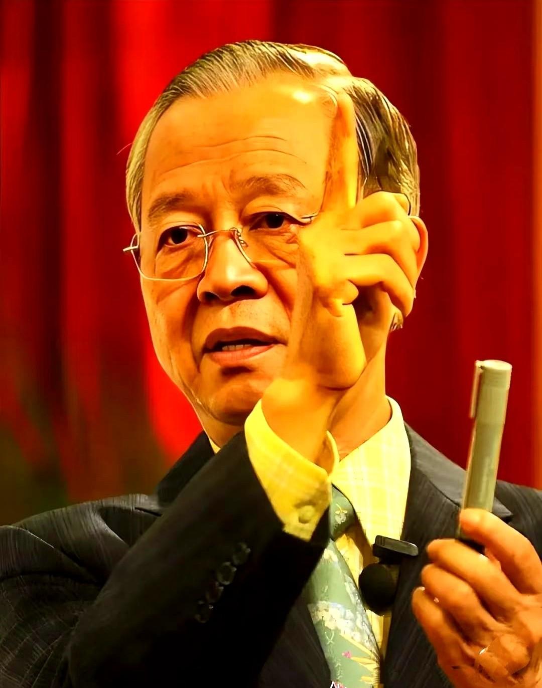 又被曾仕强教授的这段话彻底点醒了：
我熬夜给她想出路，她却转头抱怨我多管闲事。