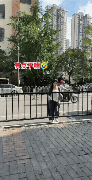 女子:要是今天不攀爬一下栅栏，还真不知道自己会翻前空翻。
她的动作行云流水，非常