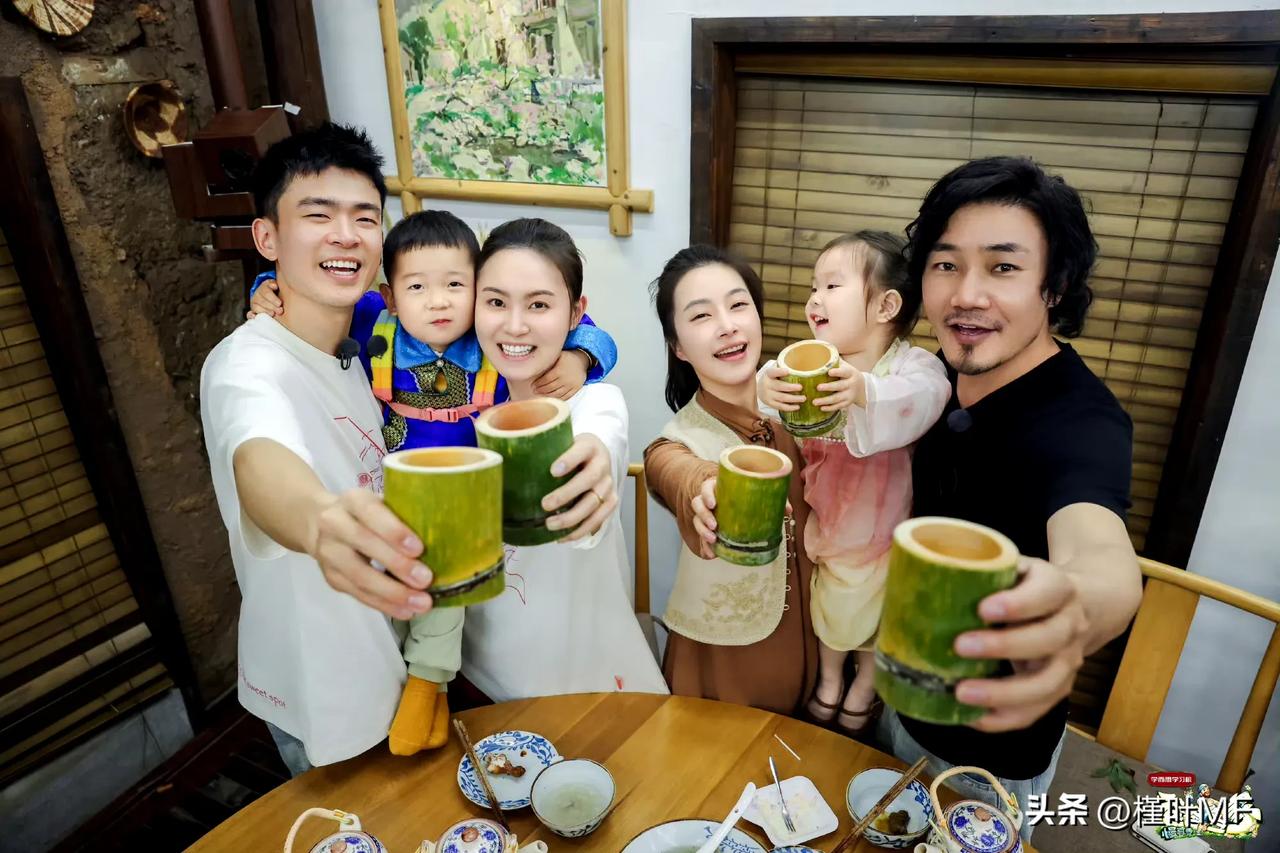 小宇宙一家和艾登一家合体，小宇宙穿了艾登妈妈送的汉服好可爱呀，艾登穿了小宇宙爸爸