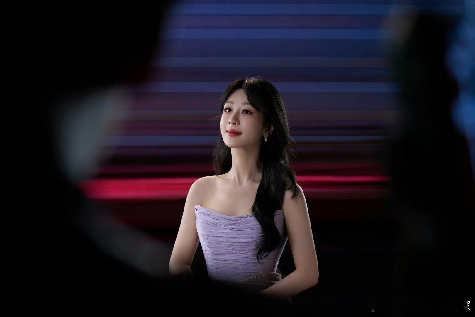 工作室发了一组杨紫花絮图送达[比耶] ​ 掌管紫色的神[心] 紫妹真的越来越漂亮