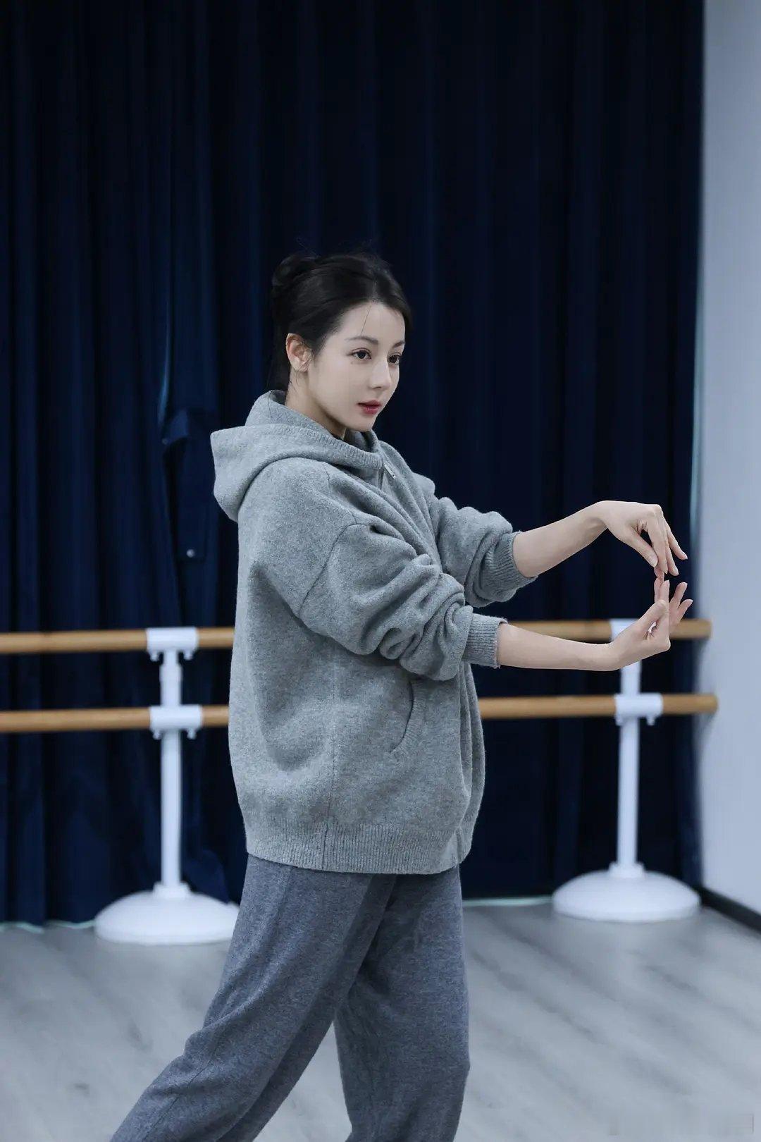 好鲜活的迪丽热巴啊这比春晚妆造好看多了。。。 