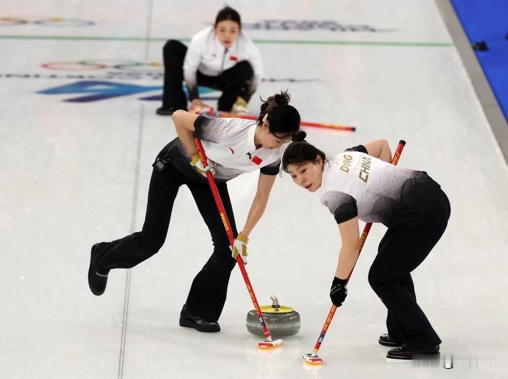 领先3分惨遭逆转，决胜局握后手仍丢分，中国冰壶女队惜败美国遗憾失利
 
中国冰壶