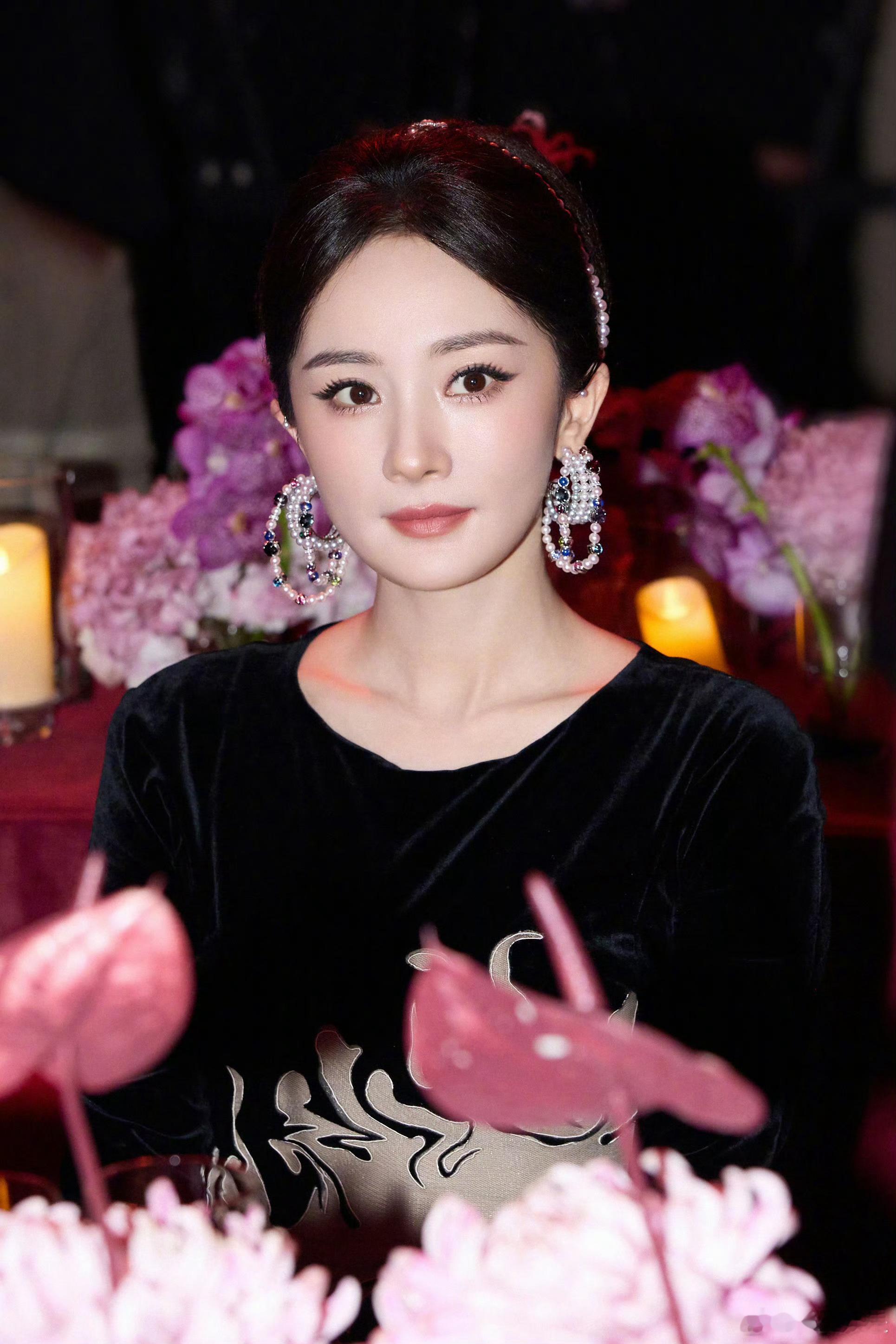 杨幂芭莎第二天登顶微指杨幂第二天继续登顶微指杨幂芭莎盛典活动第二天继续登顶微指，