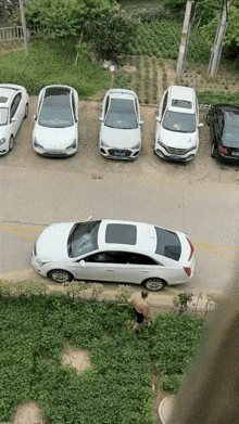 大爷怎么了，
是这个车挡住了你家的光线了吗？