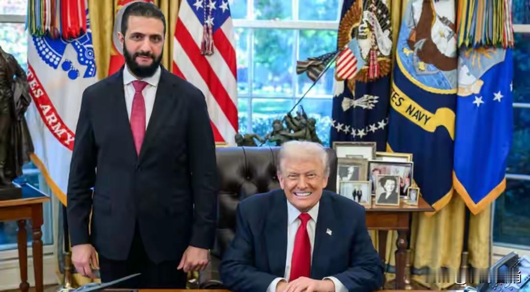 叙利亚的朱拉尼在美国和俄罗斯的地位还是不一样的。

在美国，特朗普连正门都不让他