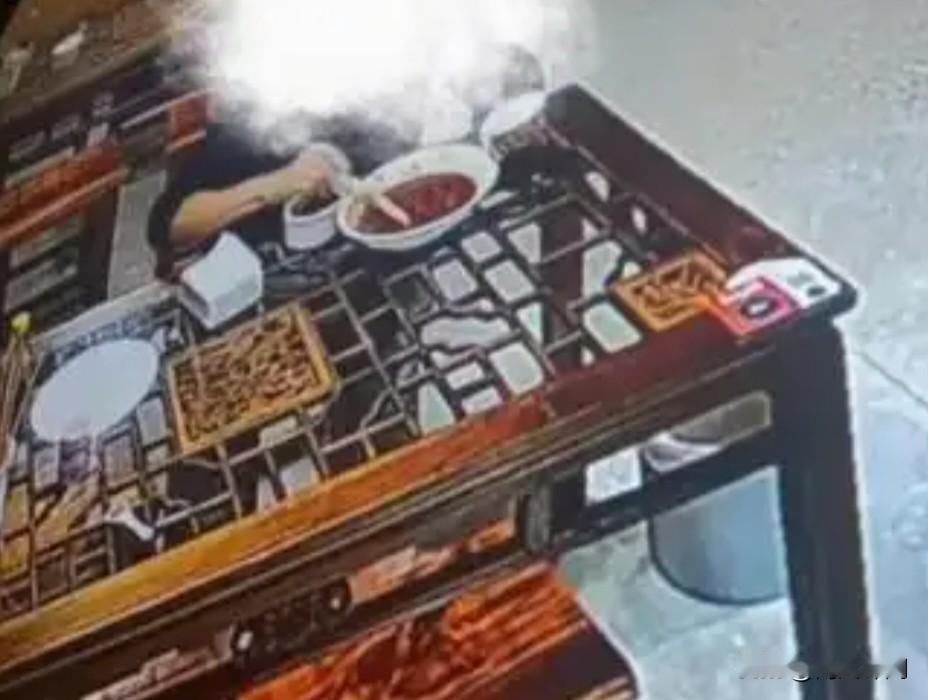 江苏苏州一家面馆，最近发生了一件让人挺不舒服的事。
 
5月25日上午，一名男子