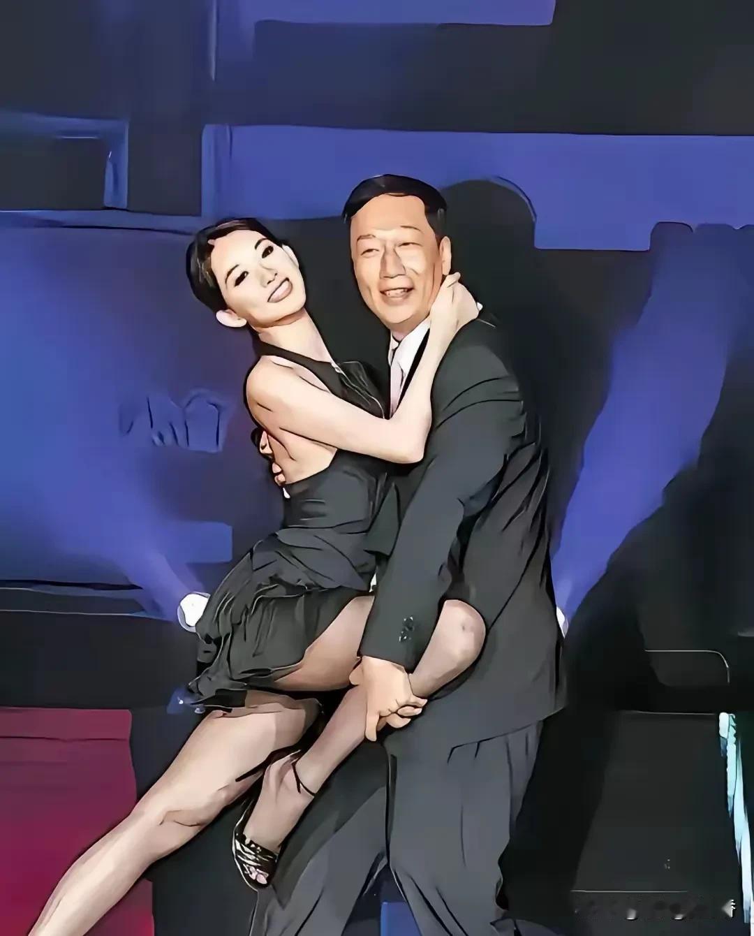 2007年鸿海集团年会上，富士康总裁郭台铭和“台湾第一美女”林志玲共舞。当时郭台