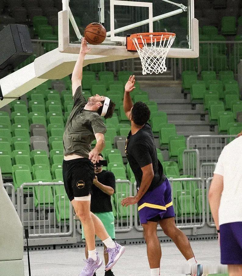 东契奇又瘦了这次他干了一件NBA极少有人干的事——自掏腰包包下私人飞机把整整14