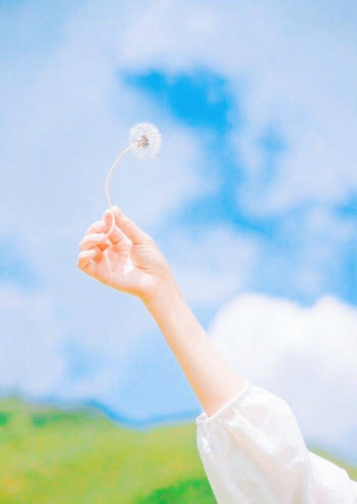 席慕蓉曾言：“悲愁之源，非幸福易逝，而是在幸福降临时未曾察觉。”

世事如梦，人
