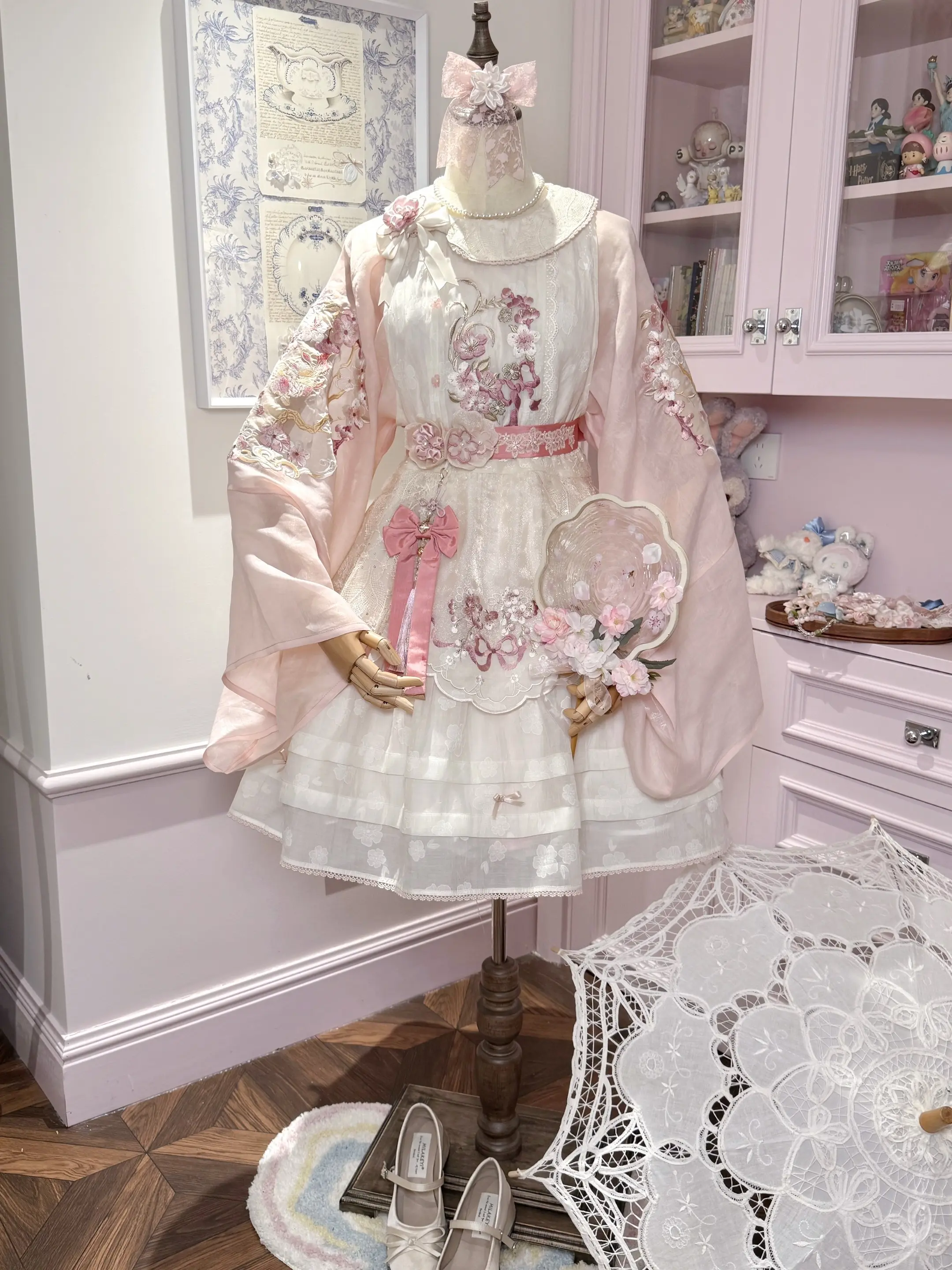 樱花开在我的裙摆。