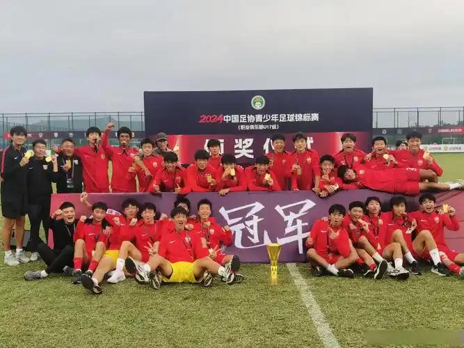 上海U17三度落后，三度扳平，3比3逼平葡萄牙体育，这支平均年龄不到17岁的本土
