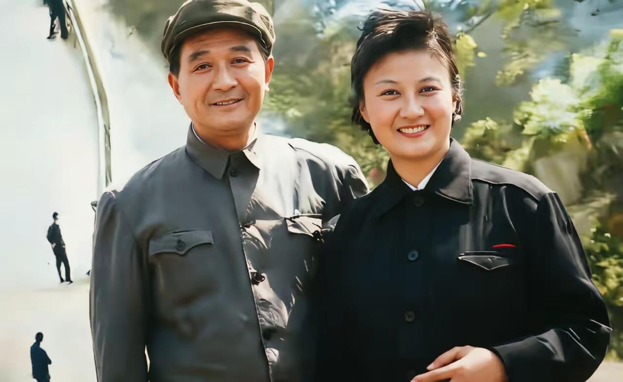 这是老戏骨表演艺术家赵丹与夫人黄宗英的一张合影。