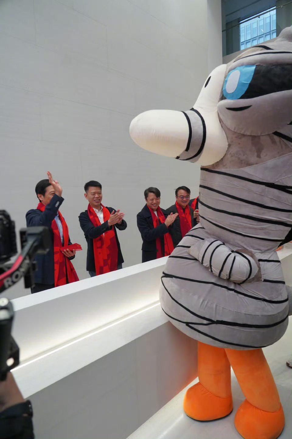 雷军鹅鸭杀互动 哈哈这画面也太可爱了吧！雷军发红包的时候，鹅鸭杀玩偶冲上去当显眼