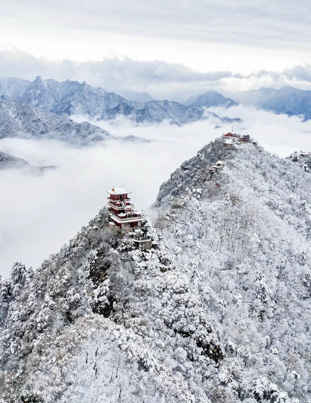 南五台初雪❄️｜私藏的“云端雪境”保姆级攻略
南五台初雪真的美到失语！一下雪就变