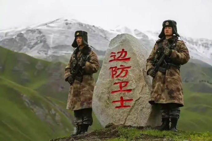 如果刷到，恳请您停留1秒钟，为英勇的边防战士点赞致敬，这才是我们该追的星！ 