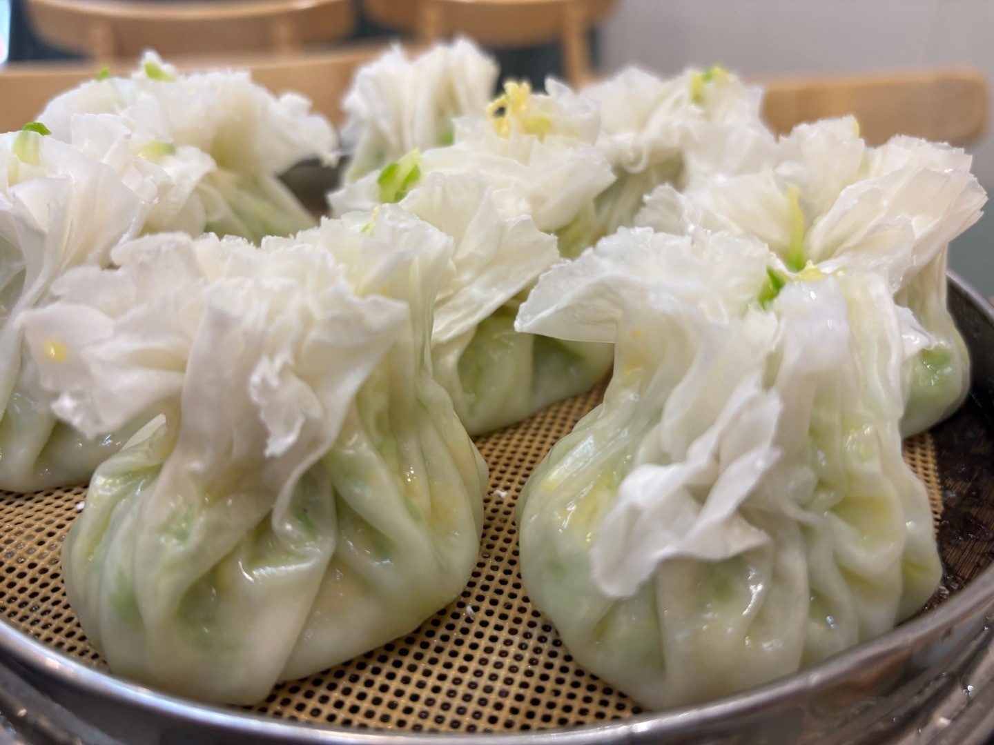 这家呼市烧麦还可以，跟天津传统清真烧麦不同，天津烧麦牛肉更厚实，甚至有点噎得慌，