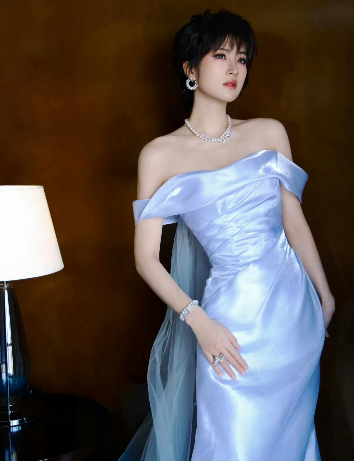 姚安娜让我看到传说中的浮光锦了哎呀，这光泽，不愧是华为二公主，不论学识涵养，方方