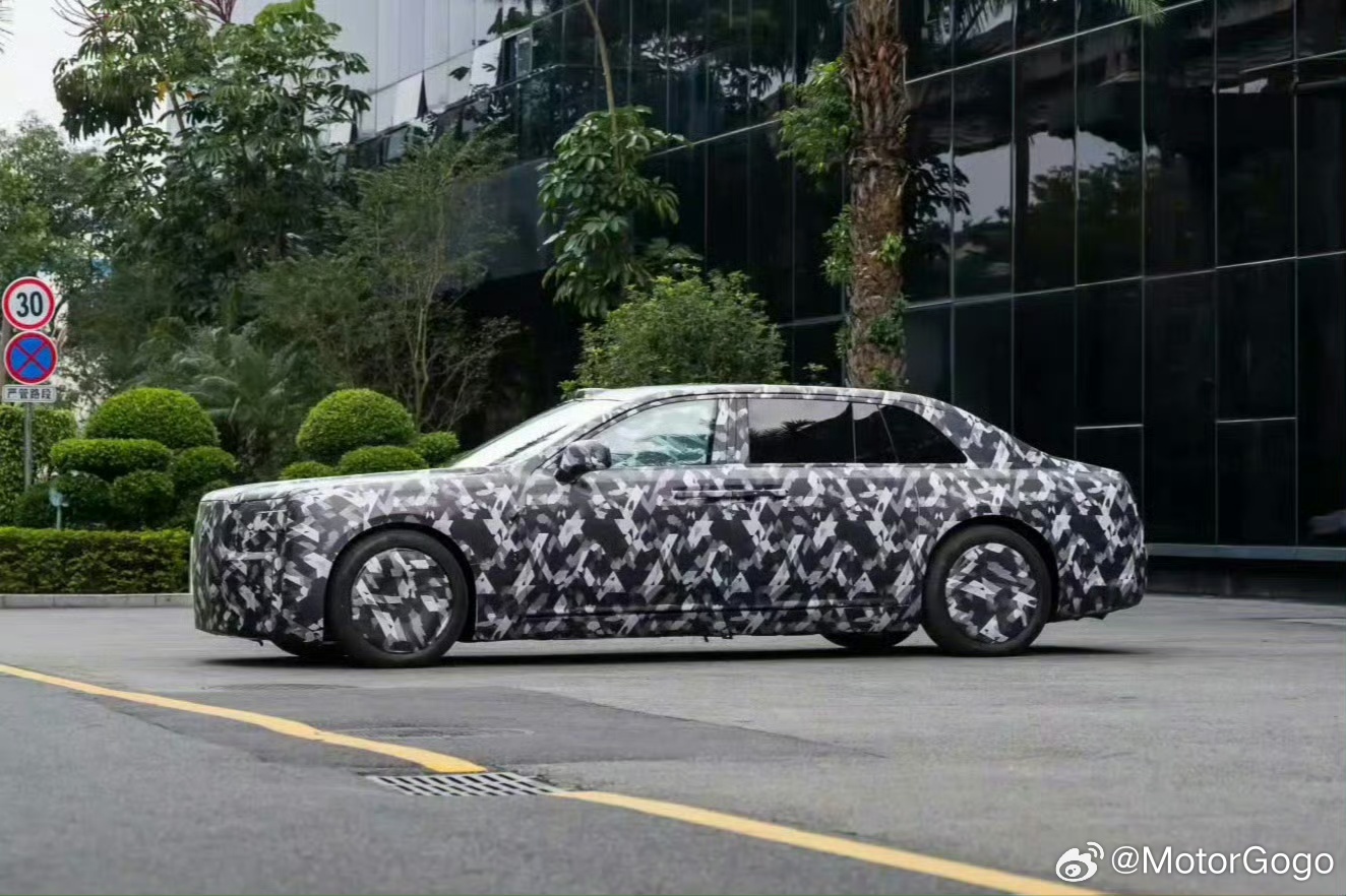 简单一句话概括，仰望的对开门劳斯莱迪行政豪华轿车月份中东首次亮相。[捂嘴哭]这个
