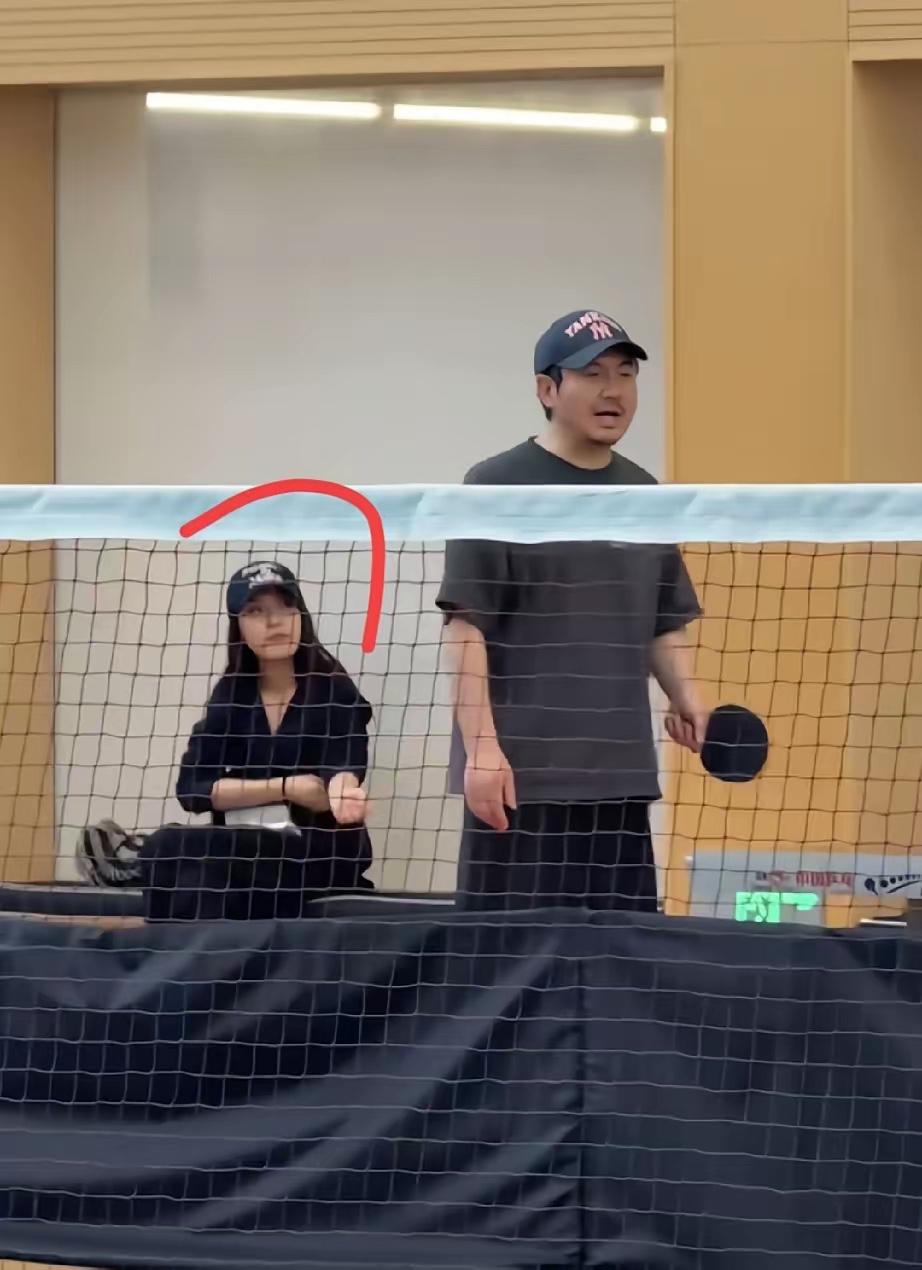 沈腾后面美女是谁？