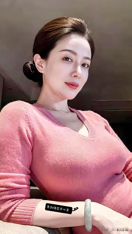 [一枕诗书·七绝~诗组]
文/开心吴


一夜霜风过野塘，梅梢缀玉暗浮香
行人欲