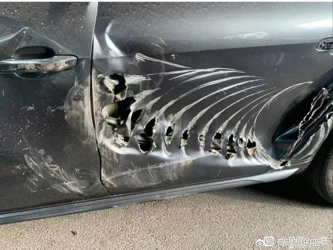 早上起来发现我的车变这样了……这咋回事？？ 