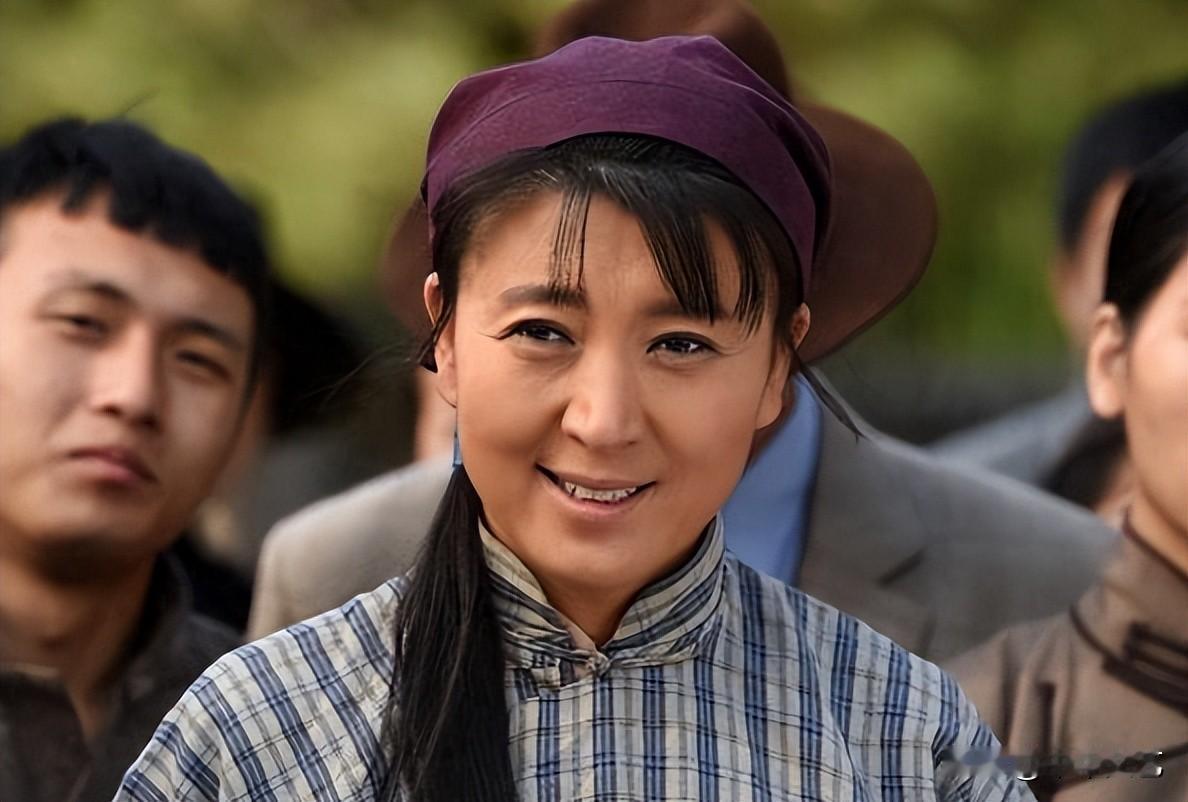 著名演员闫学晶曾经是挺好的一个演员，其家底丰厚，现如今明明已经做到了“名利双收”