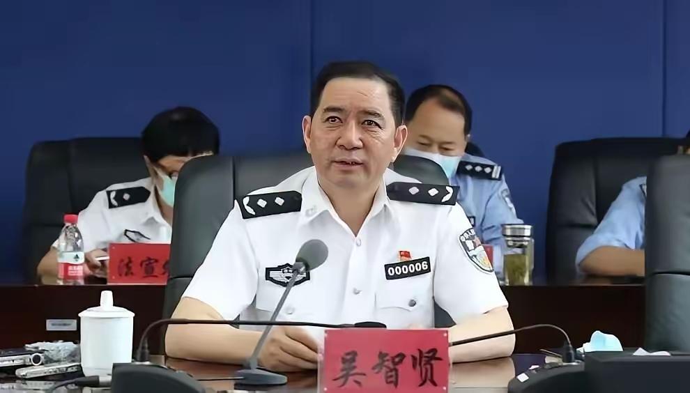 从镇派出所长到县公安局长，再到州公安局长、省交管局长，一路干到省厅副厅长——30