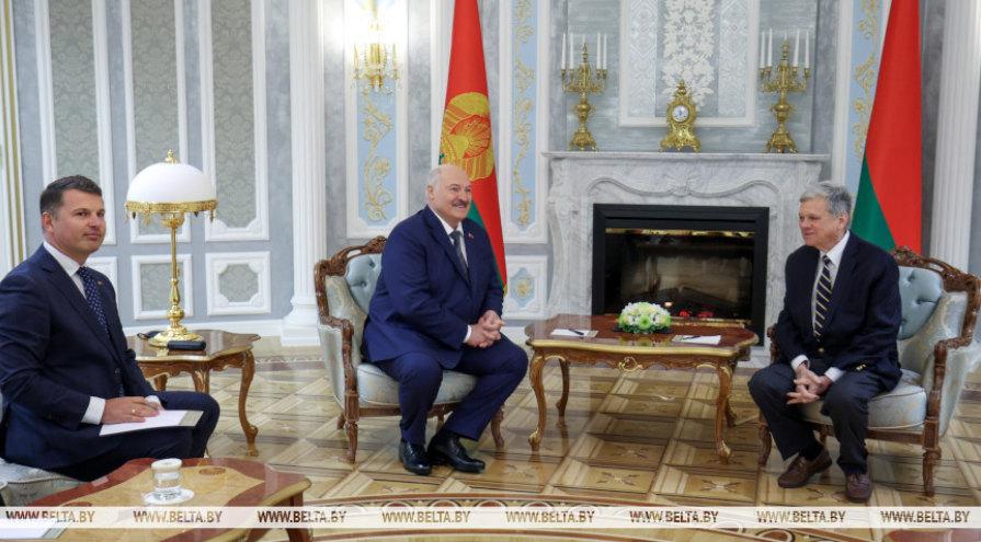 白俄罗斯总统卢卡申科不仅释放了123名被关押多年的反对派人物，还高调会见了美国特