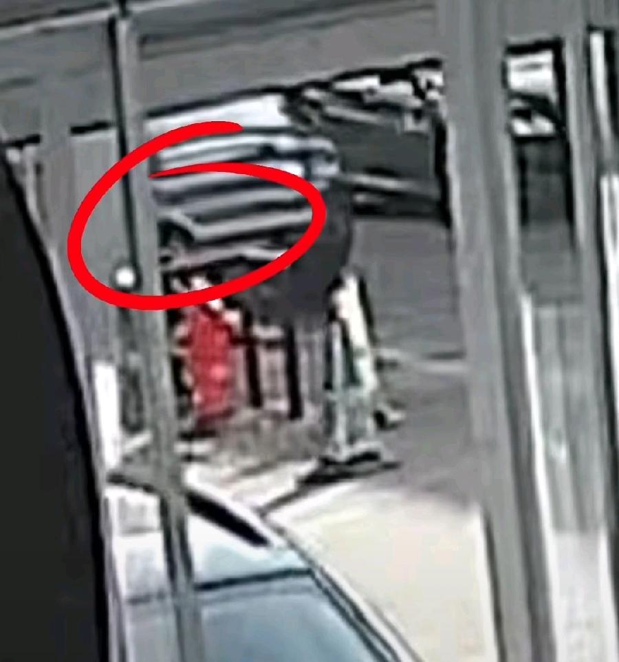 杭州被新车撞的销售小伙，与司机小伙年龄差不多大，蹲在店墙旁边，头部被撞，又被前后