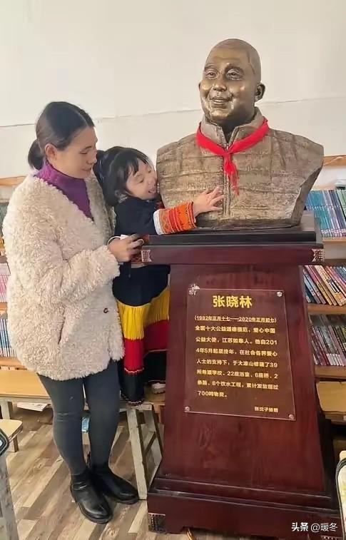 3岁娃抱石像哭喊爸爸，死活不撒手！真相看哭全网
 
这事搁谁看见都得犯嘀咕，好好