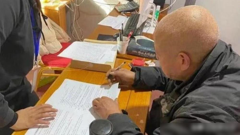 浙江一个老头，拆迁分了 450 万，把三子女叫回来分钱。

我前两年陪远房舅舅处