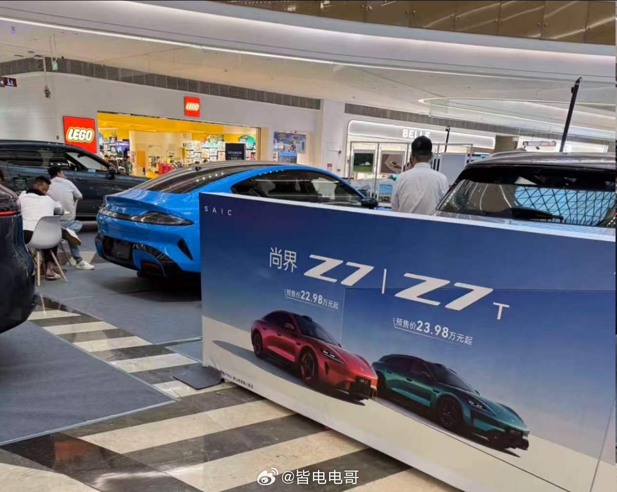 网友拍到商场里，尚界Z7的展台同步展出了小米SU7，这波属于是贴脸开大了但话说回