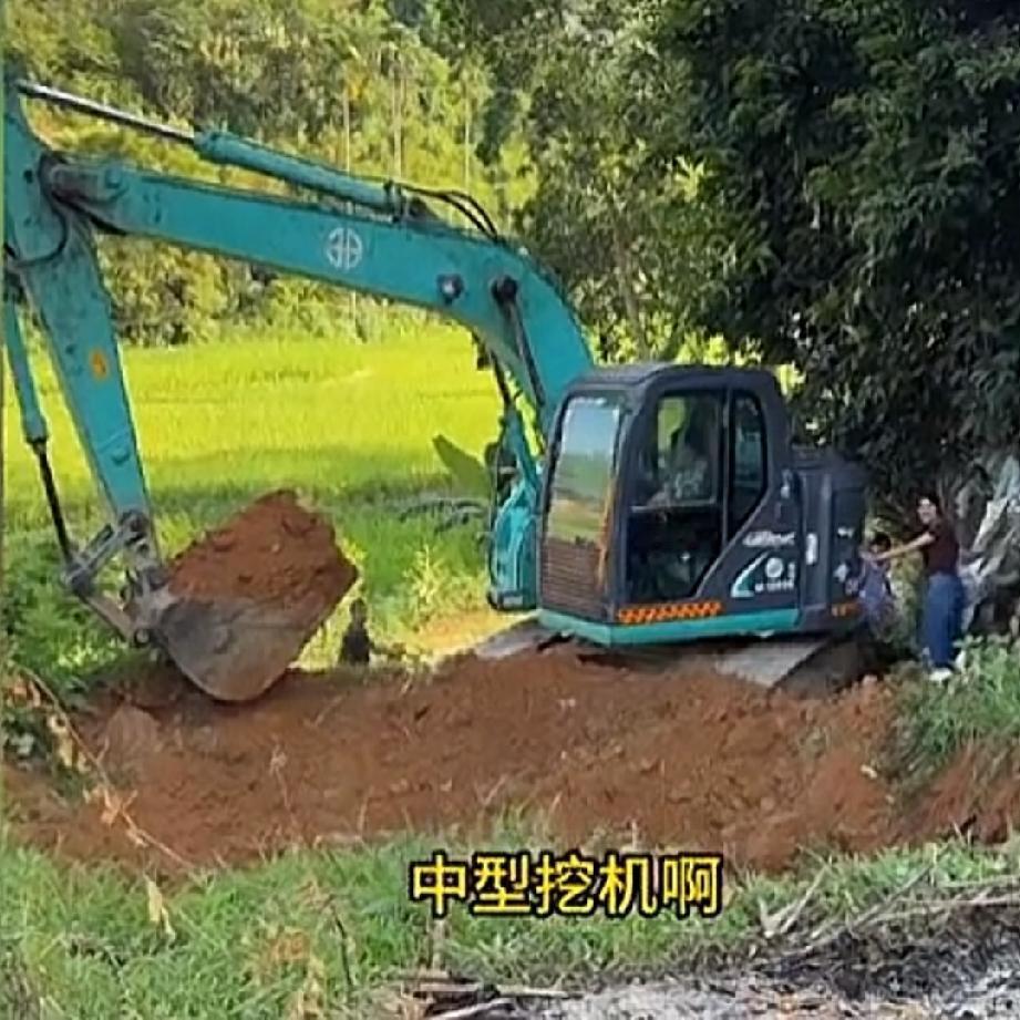 小松和秋秋在越南给五叔盖房子，一波三折，今天终于解决了挖掘机的问题。
本来一开始