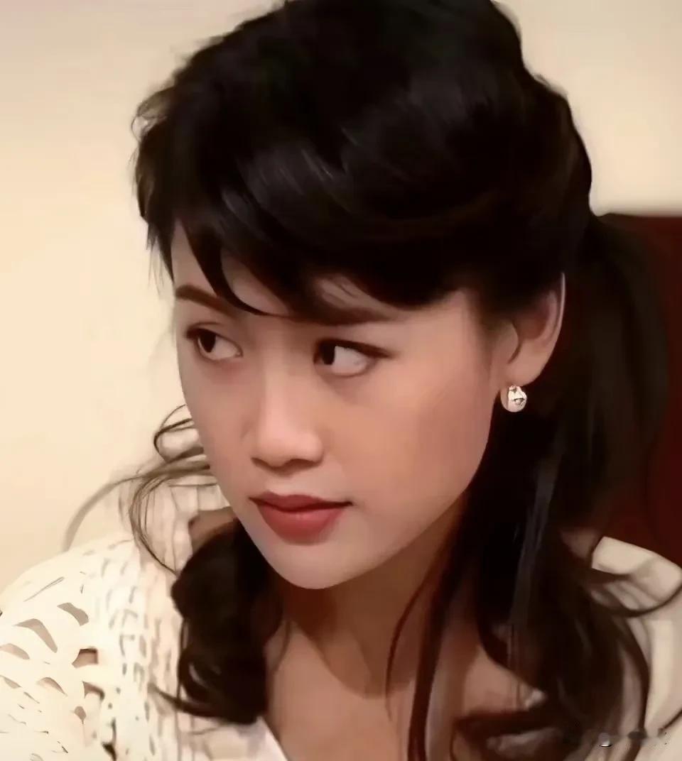 梁小冰的长相在当时港台真的算姿色平平，但是她却吼得住女主的角色设定，演大美人也很