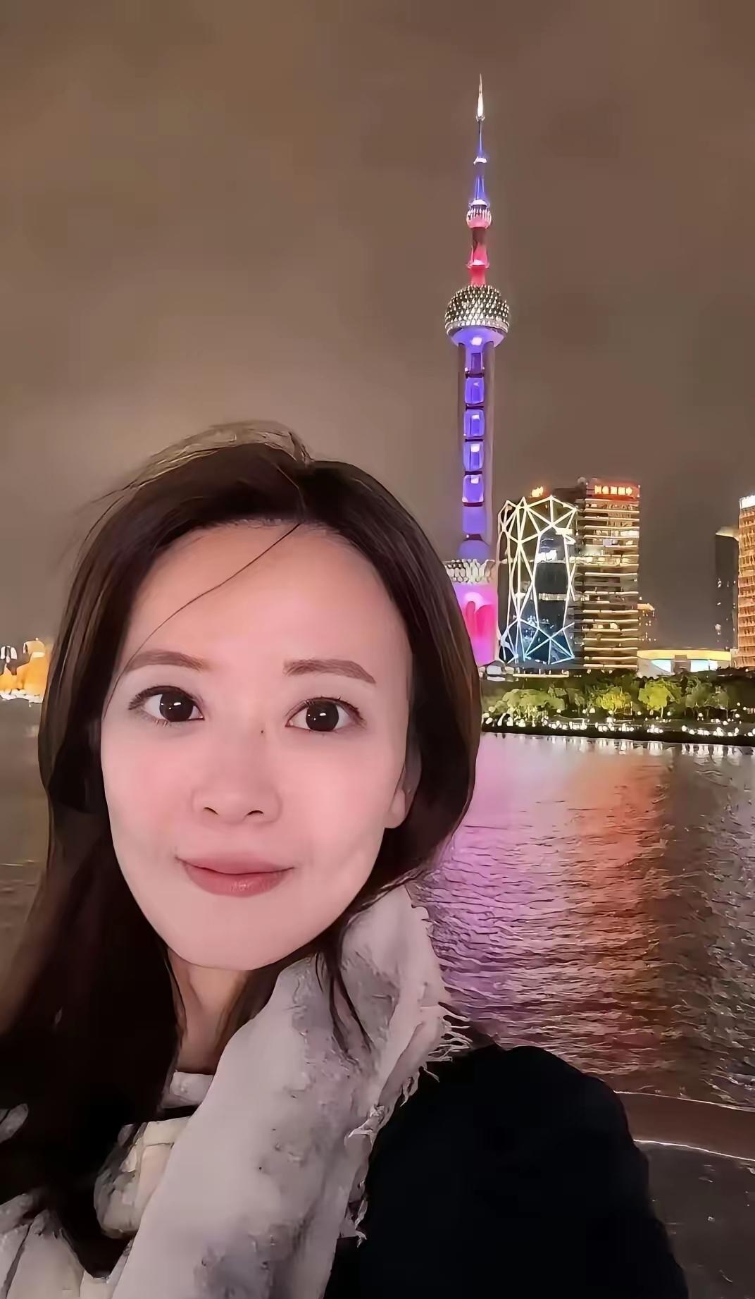 国民党发言人江怡臻参加完会见活动后，从人民大会堂带走了四支铅笔。江怡臻说，带回北