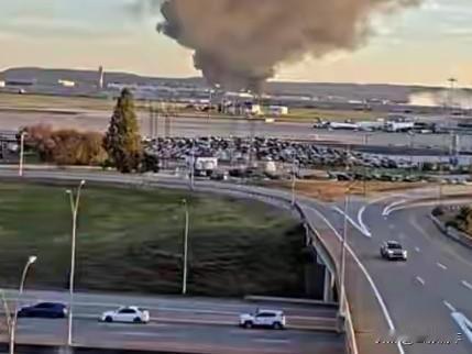 美国飞机又坠毁！
美国航空安全神话正在崩塌？
央视新闻客户端11月5日报道，美国