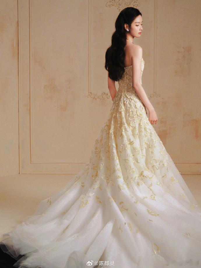 陈都灵童话公主好家伙！陈都灵的跨年造型直接戳中我的审美，童话公主既视感十足，温柔