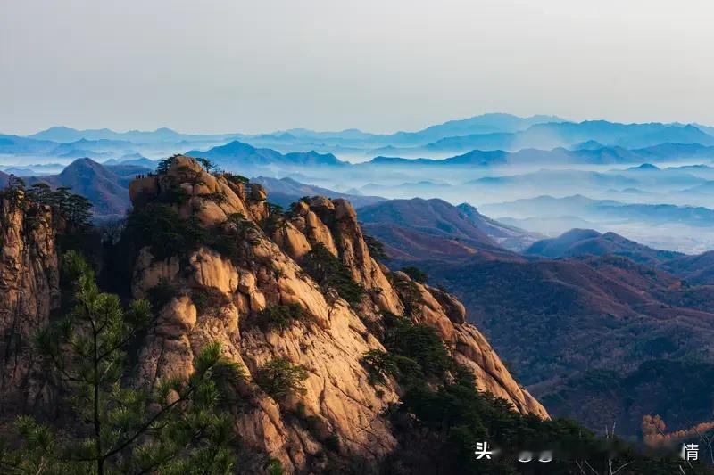 千山迎落日,谁能接住这下半句?千山迎落日，一念渡星河。
**讲解**：上句“千山