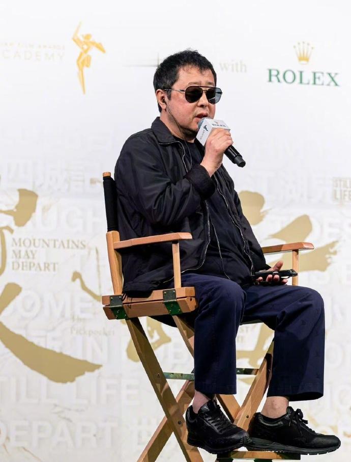 【贾樟柯说错误是由我造成的】近日，电影《密探》中国官方海报被曝是盗用巴西海报设计