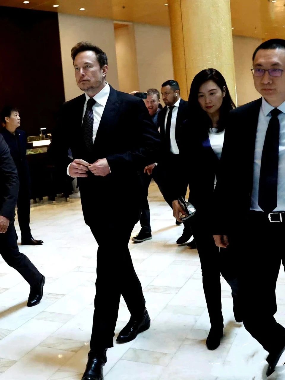 马斯克访华48小时：行程爆满！重回“世界首富”