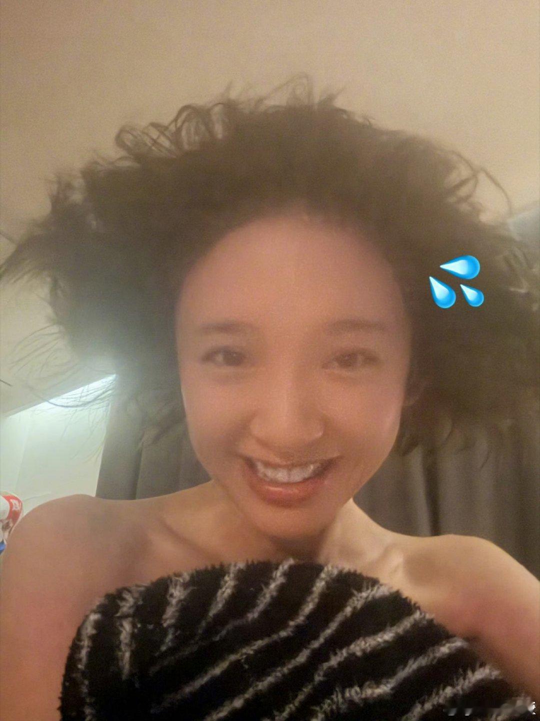 唐艺昕 这下妆卸干净了唐艺昕乖乖把脸凑过来让我捏一下，卸完妆这小表情也太犯规了吧