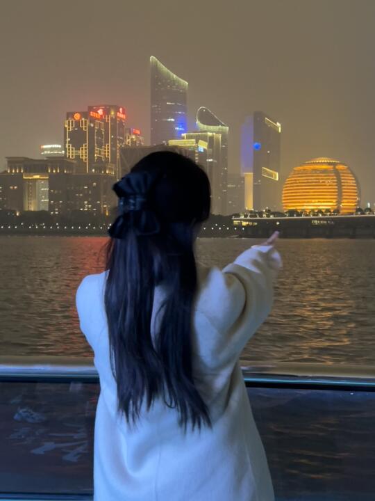 这次元宵钱塘江游船之旅很精彩！ • 灯光秀与夜景融合：钱塘江的夜景本身...