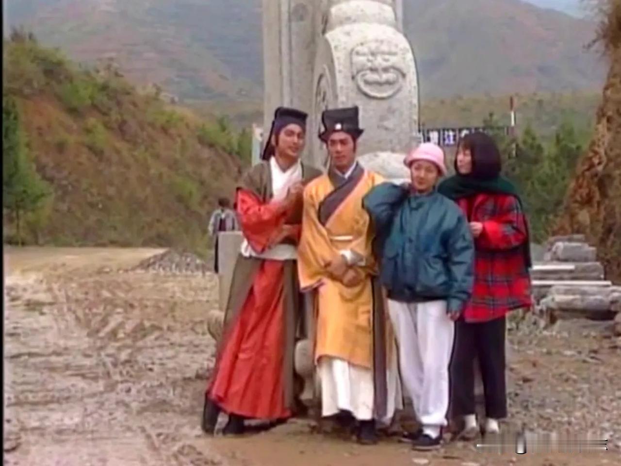 1990年电视连续剧《少年张三丰》拍摄片场，主演何家劲与张振寰在湖北的武当山牌楼