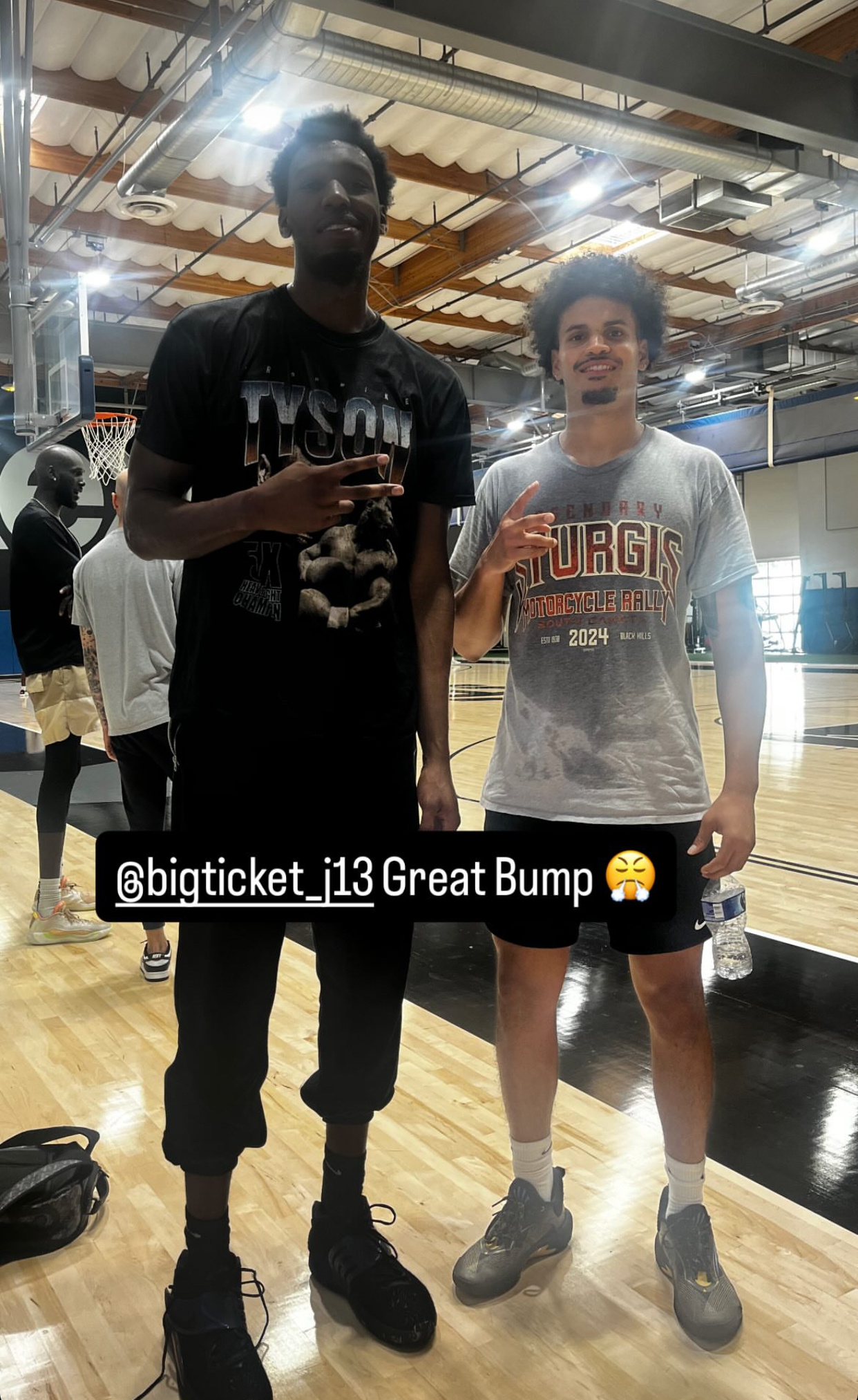 许久未见，怀子最近去看了一场野球局，该球员顺便合一张影！ 然后怀子转发（这个人也