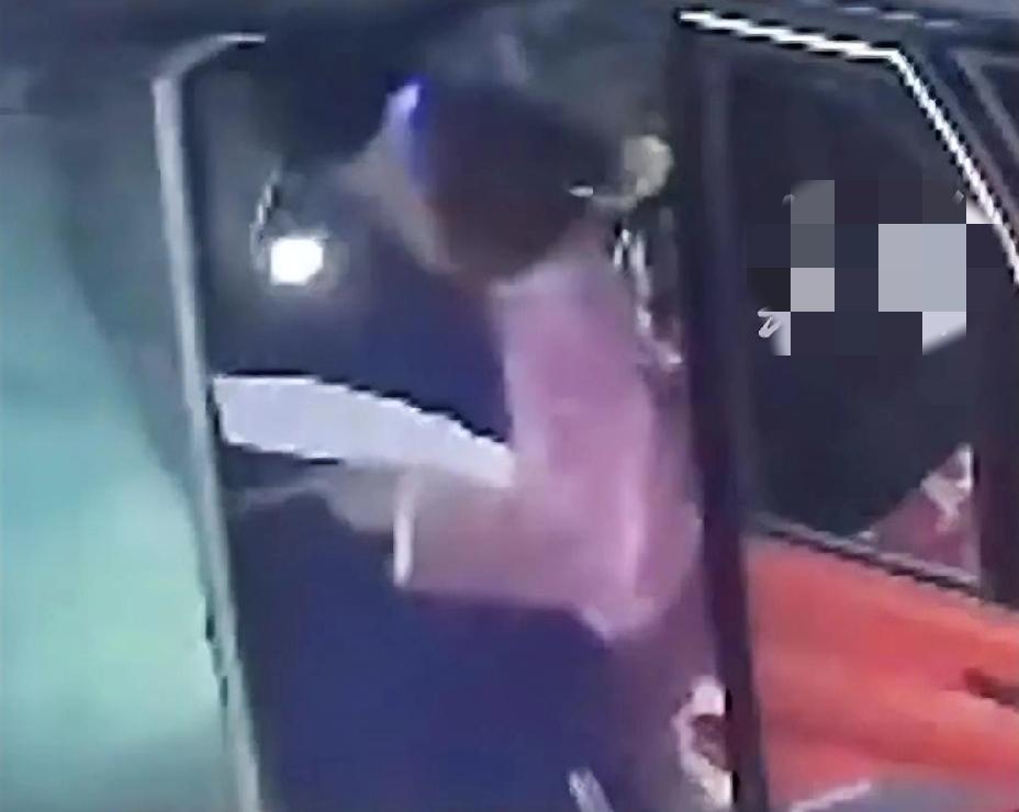 90斤儿子硬抱起120斤晕倒母亲，监控揭开真相那一刻，她泪目了

监控画面里，那