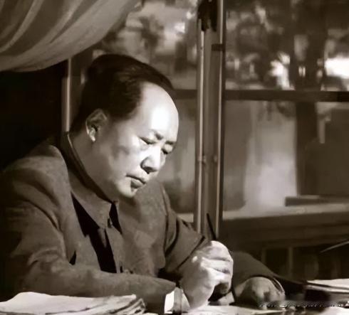 “拉出去枪毙！”毛主席一声断喝，惊得周恩来和聂荣臻连忙从沙发上站了起来，而旁边的