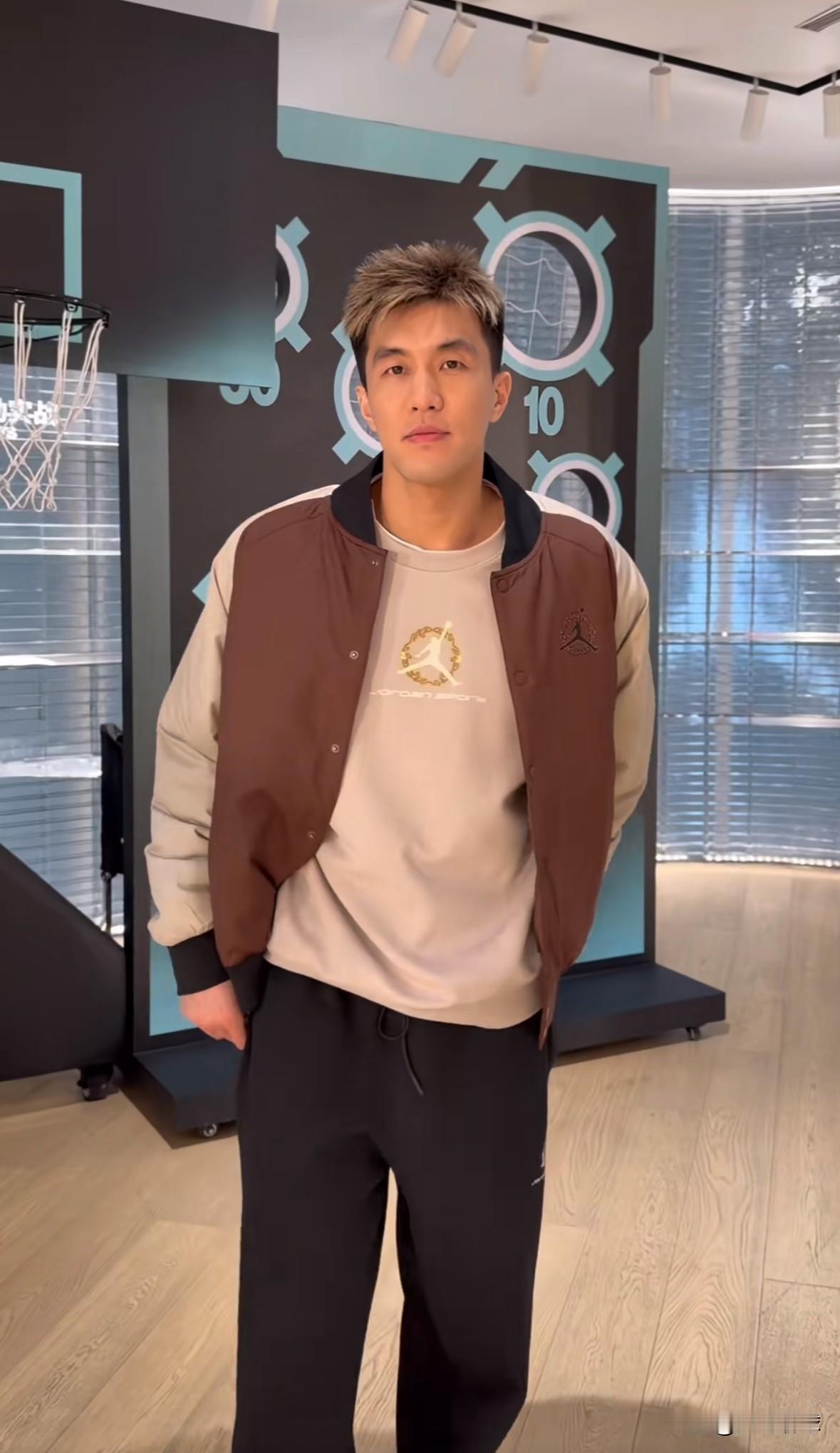 郭艾伦发最新社媒！郭艾伦1月9日晚在个人抖音账号发布：“作为一名球员，职业生涯能