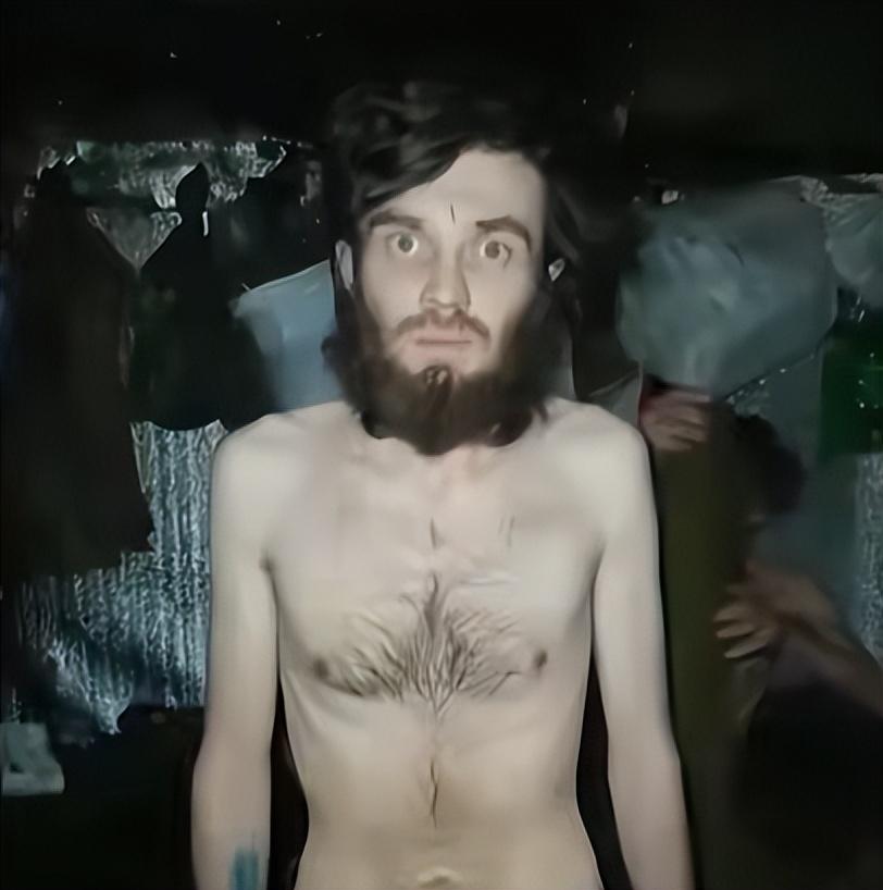 你敢信吗？2026年4月底的俄乌战场出现了现代战争里最荒诞、最刺眼的一幕：一边是